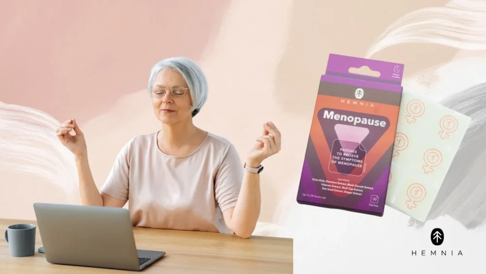 En kvinde i den modne alder mediterer ved sin computer ved siden af sine Hemnia Menoupase transdermale plastre, der bruges til at lindre overgangsalderen og skabe hormonel balance