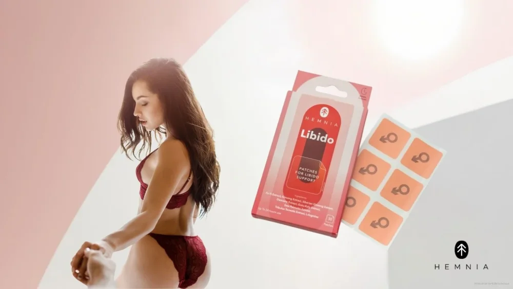 Sexet kvinde i blondelingeri ved siden af sine Hemnia Libido depotplastre, der bruges til naturlig understøttelse af libido og kvindelig vitalitet